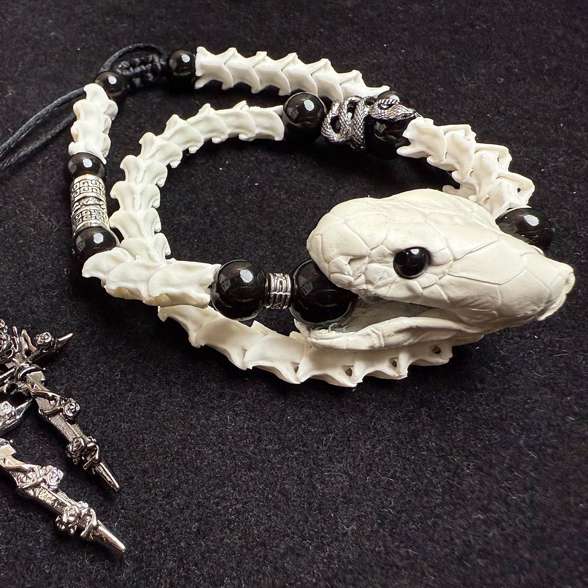 The Minimalist Bone Bracelet: A Distinctive Natural Gift