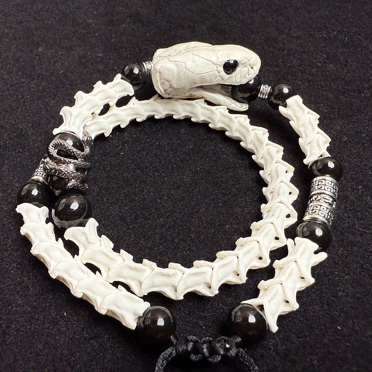 The Minimalist Bone Bracelet: A Distinctive Natural Gift